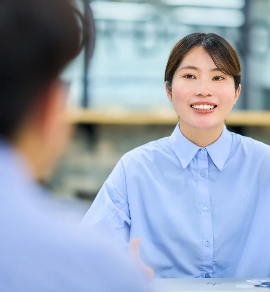 笑顔で話す女性社員