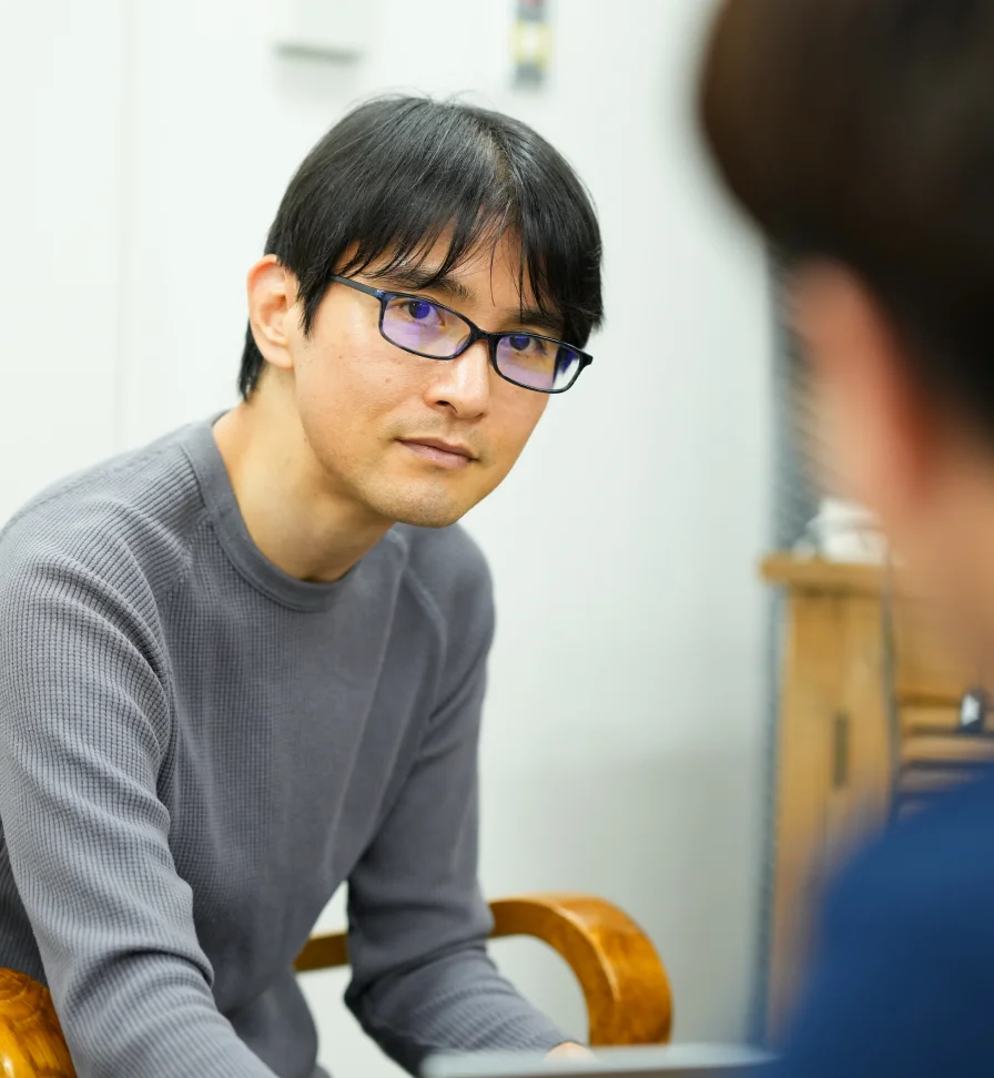 真剣な表情で話を聞く社員