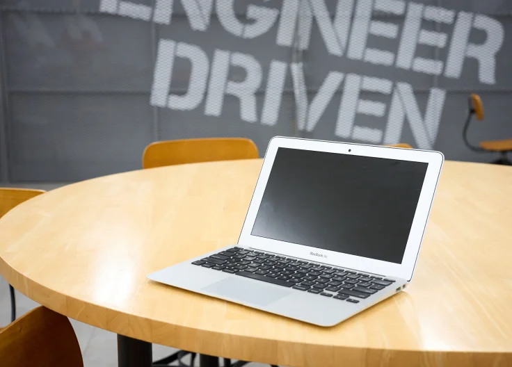 「ENGINEER DRIVEN」の壁面前に置かれたノートパソコン