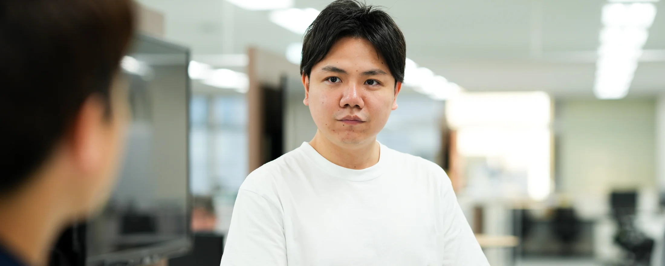 先輩社員と向き合う社員