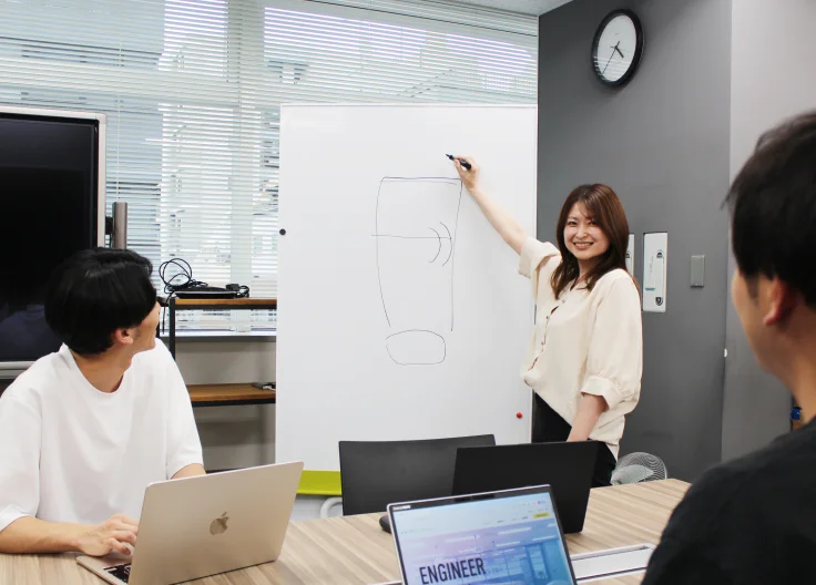 ホワイトボードを使って講師を務める社員