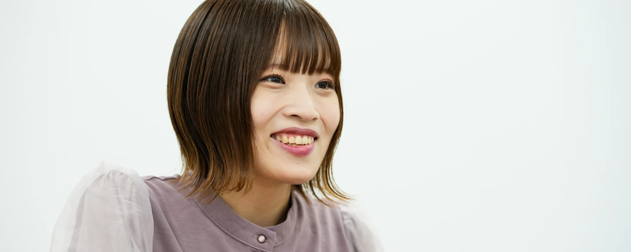 ノートパソコンで作業する社員たち