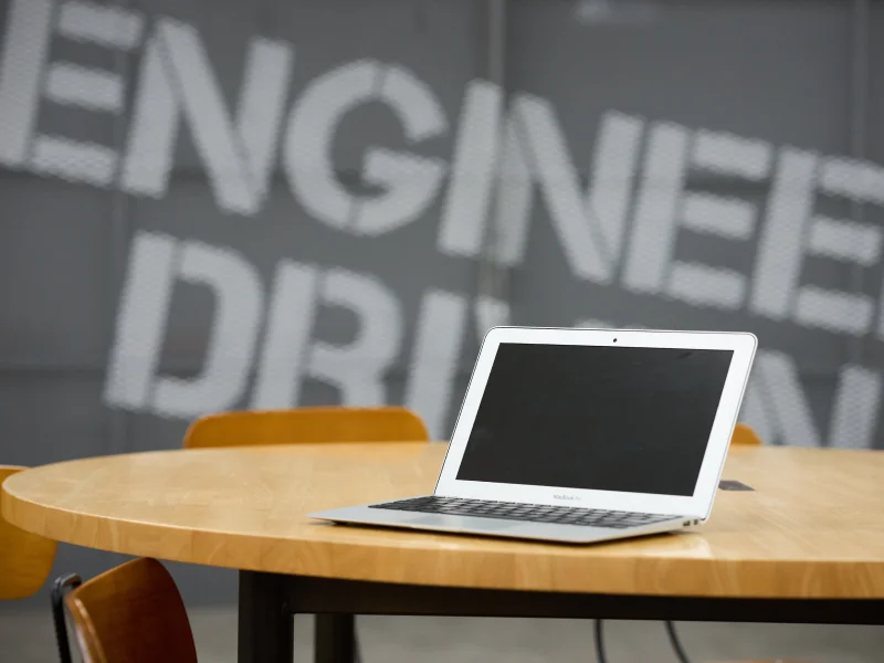「ENGINEER DRIVEN」の文字を背景にしたノートパソコン