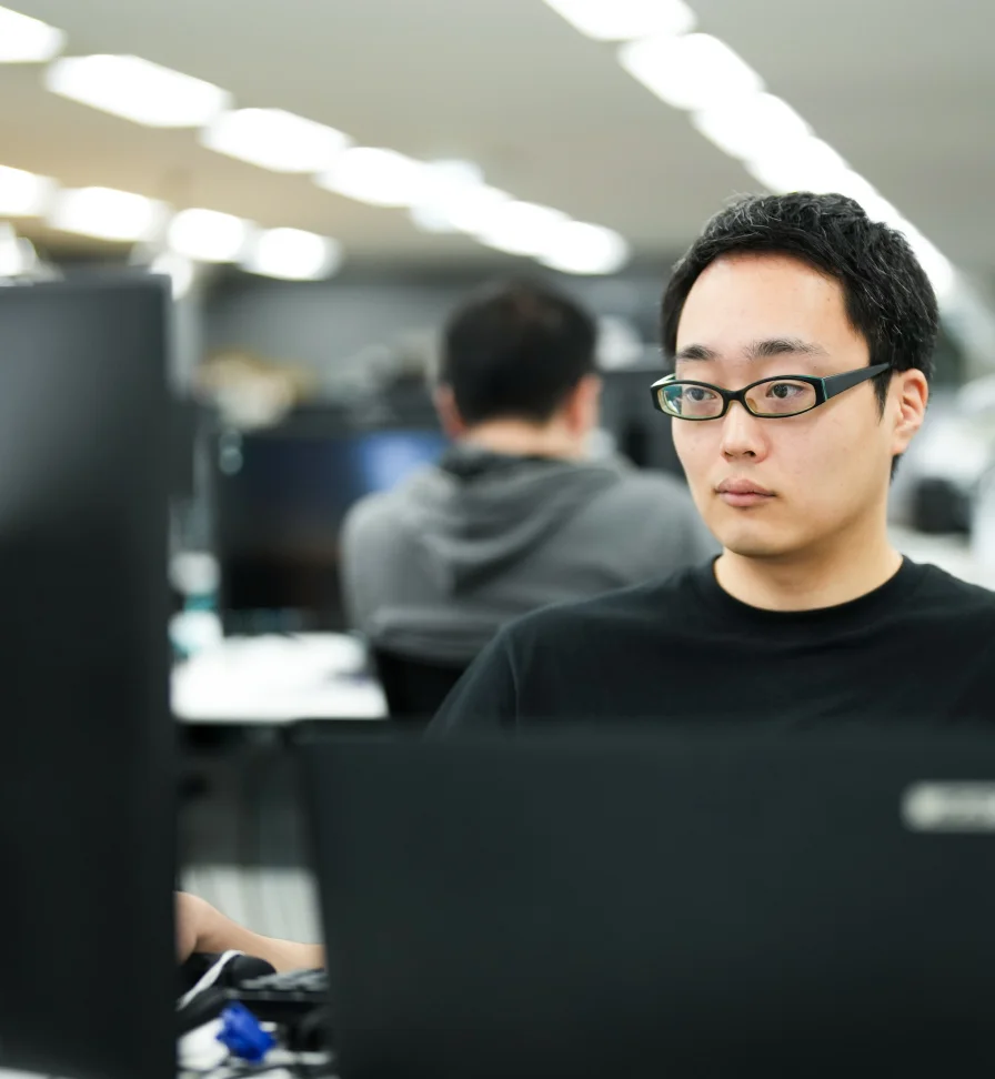 モニターに向かう社員