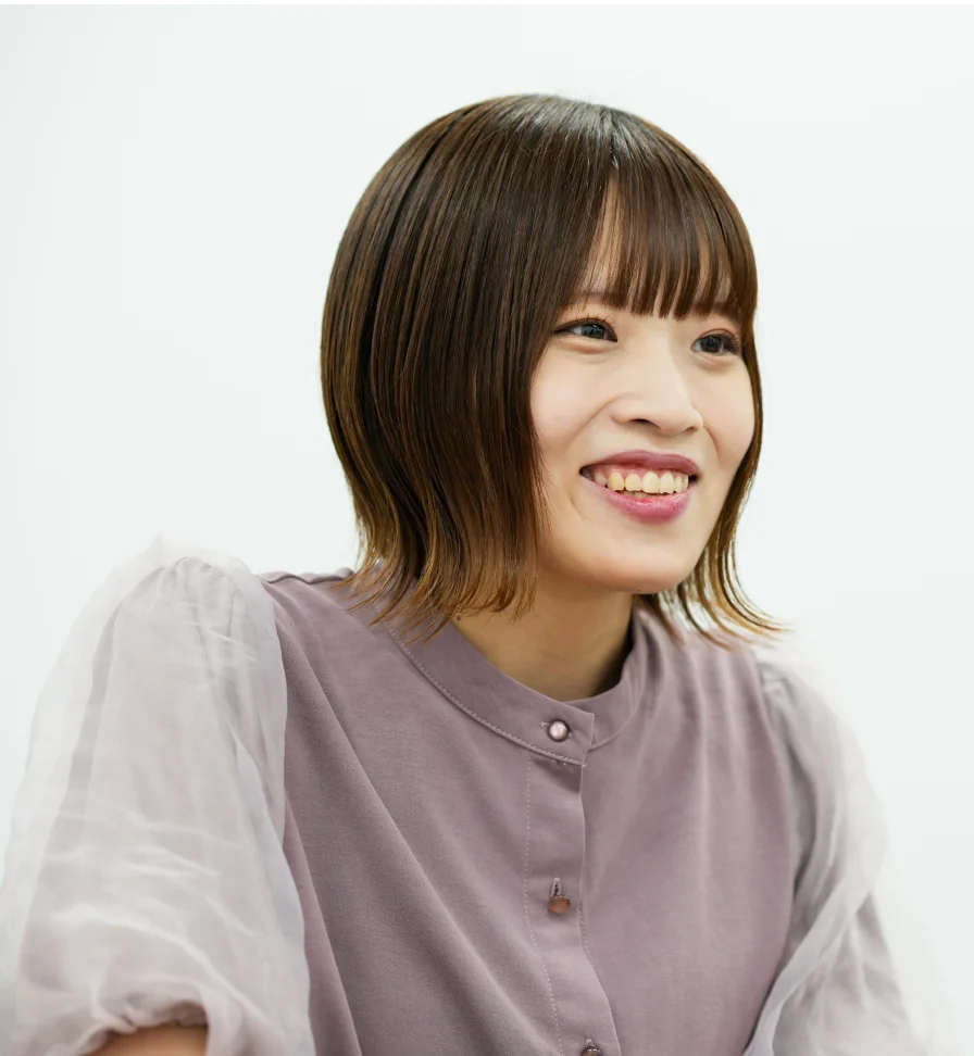 笑顔で話す女性社員