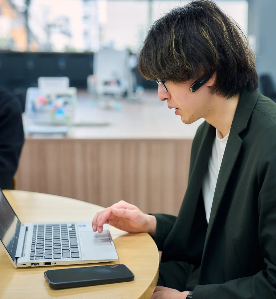 ノートパソコンを操作する社員