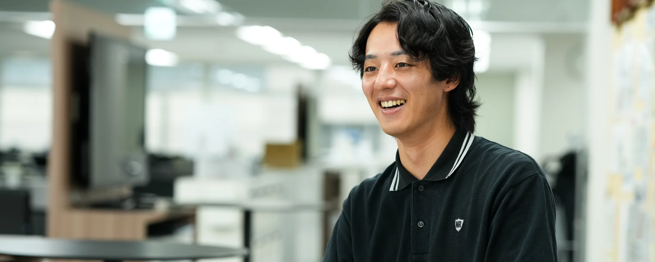 ノートパソコンに向かうエンジニア