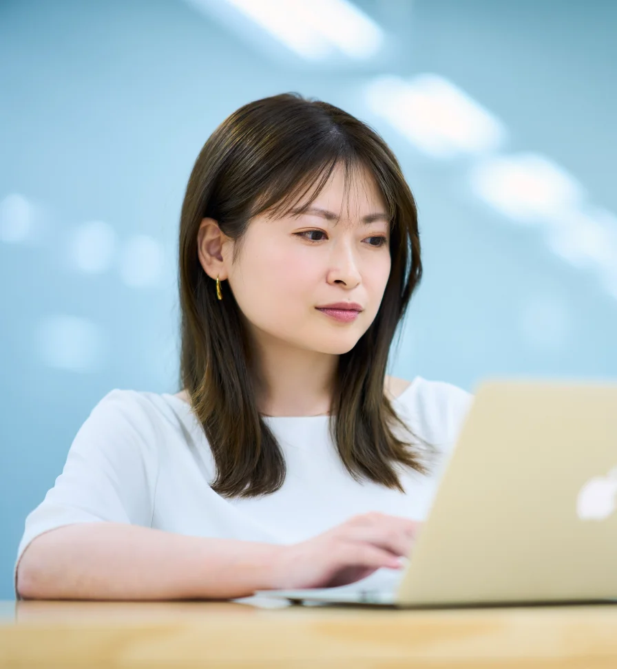ノートパソコンを操作する女性社員