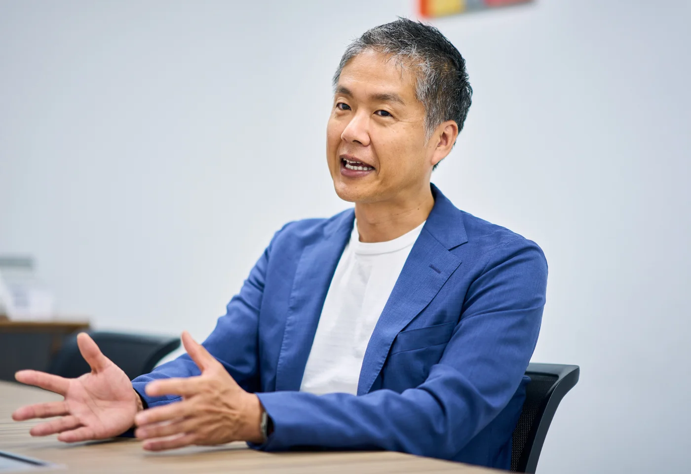 身振りを交えて語る取締役 副社長
