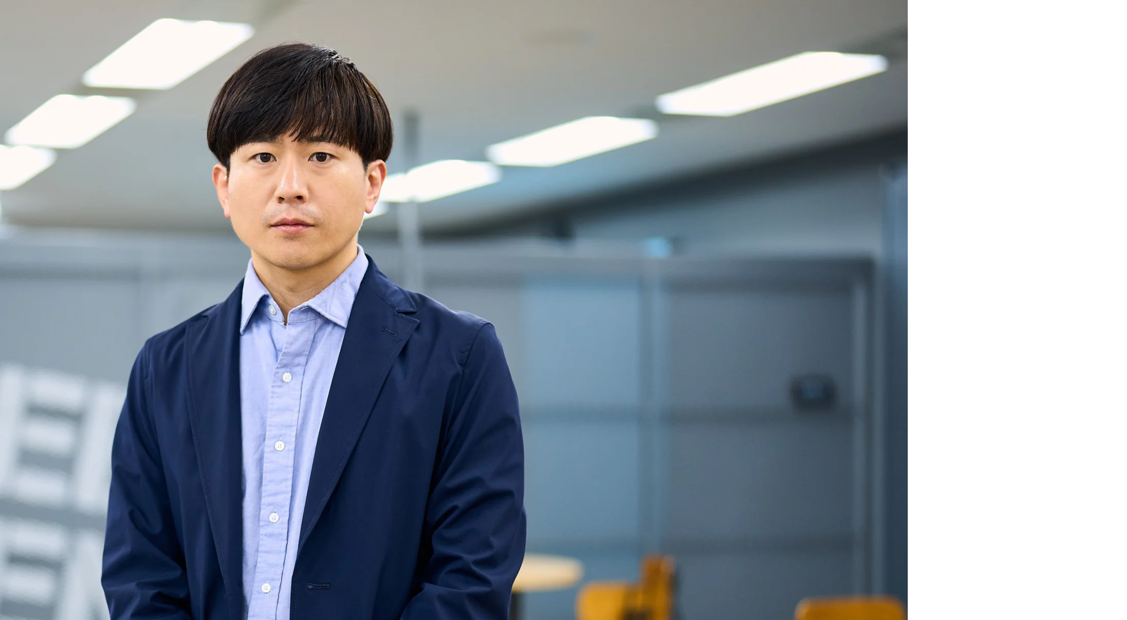 オフィスに立つ人事本部の部長