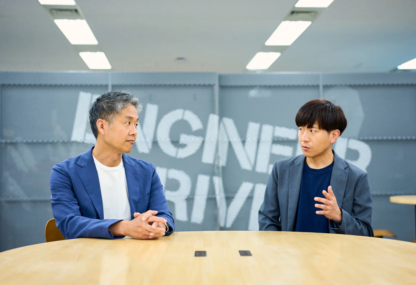 テーブルを囲んで語り合う対談の2人