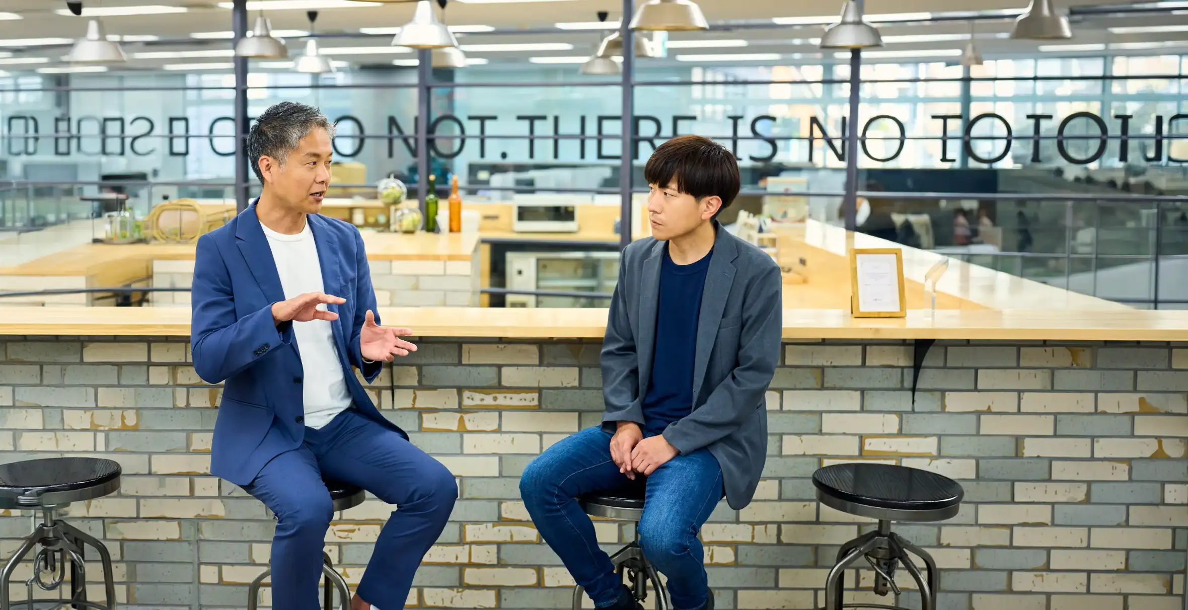 対談する取締役 副社長と人事本部の部長