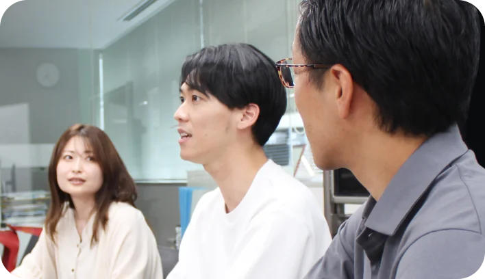 談笑する社員たち