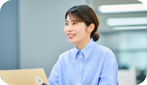 笑顔で働く社員