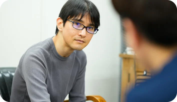 打ち合わせ中の社員