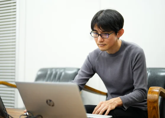 ノートパソコンを操作する社員