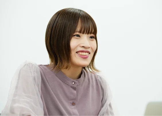 笑顔の女性社員